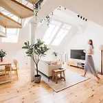 Modern Sunlit Loft With A/C In Prime Location