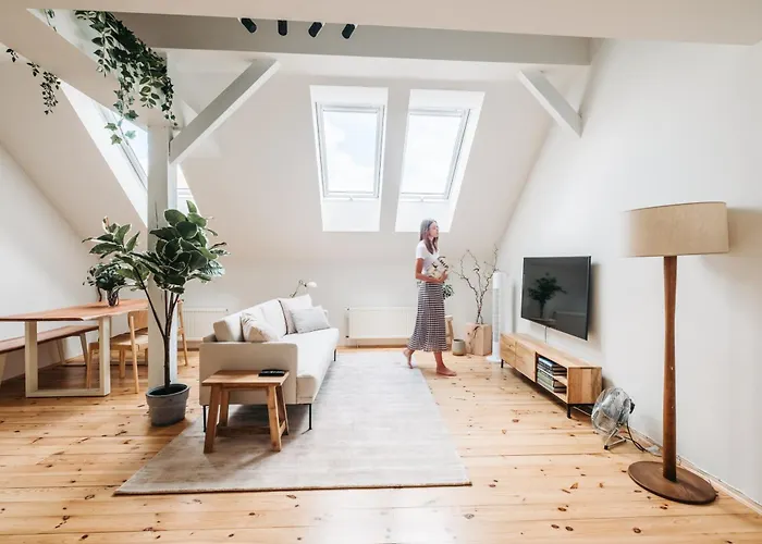 Modern Sunlit Loft With A/C In Prime Location