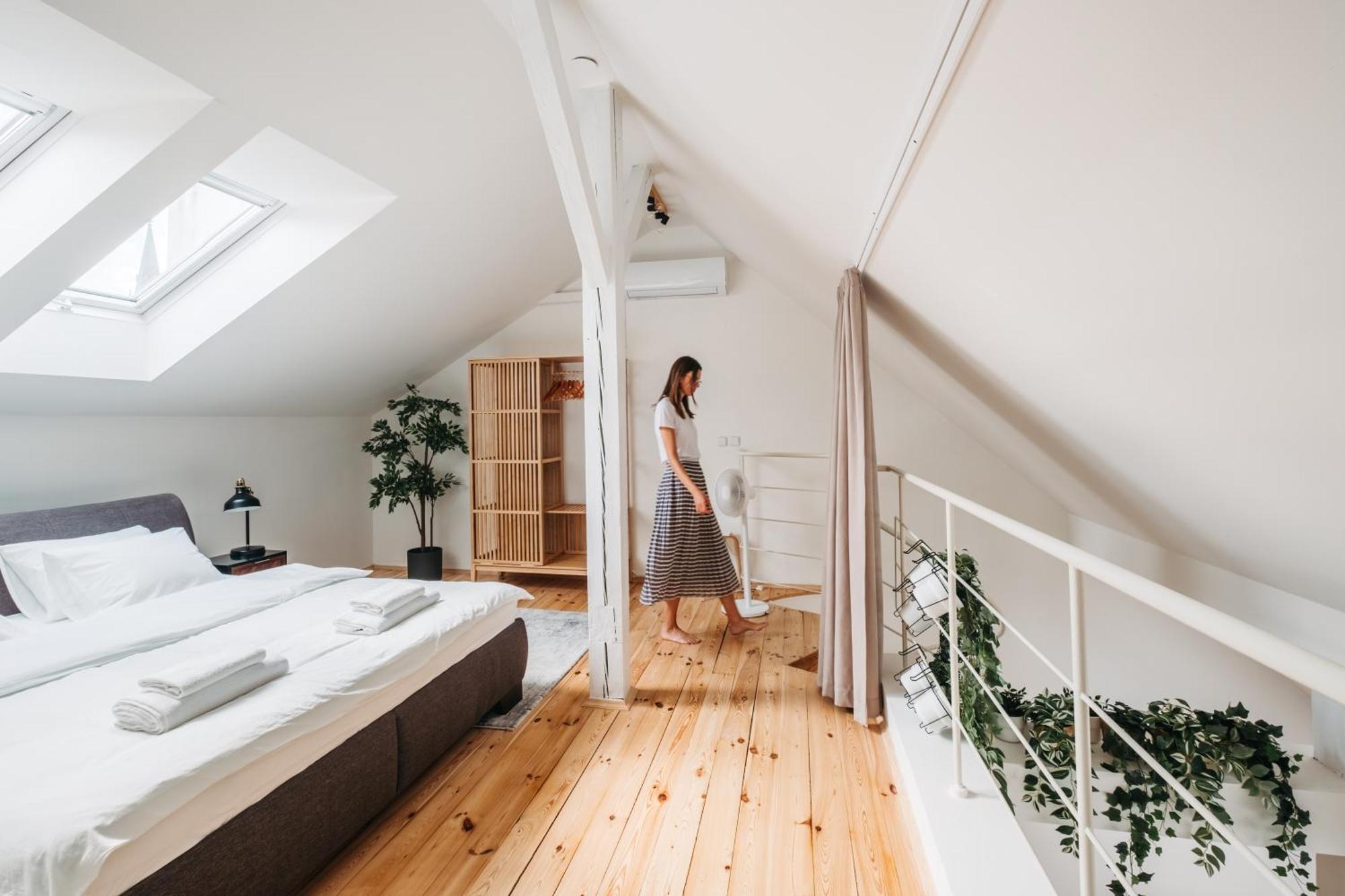 Modern Sunlit Loft With A/c In Prime Location *