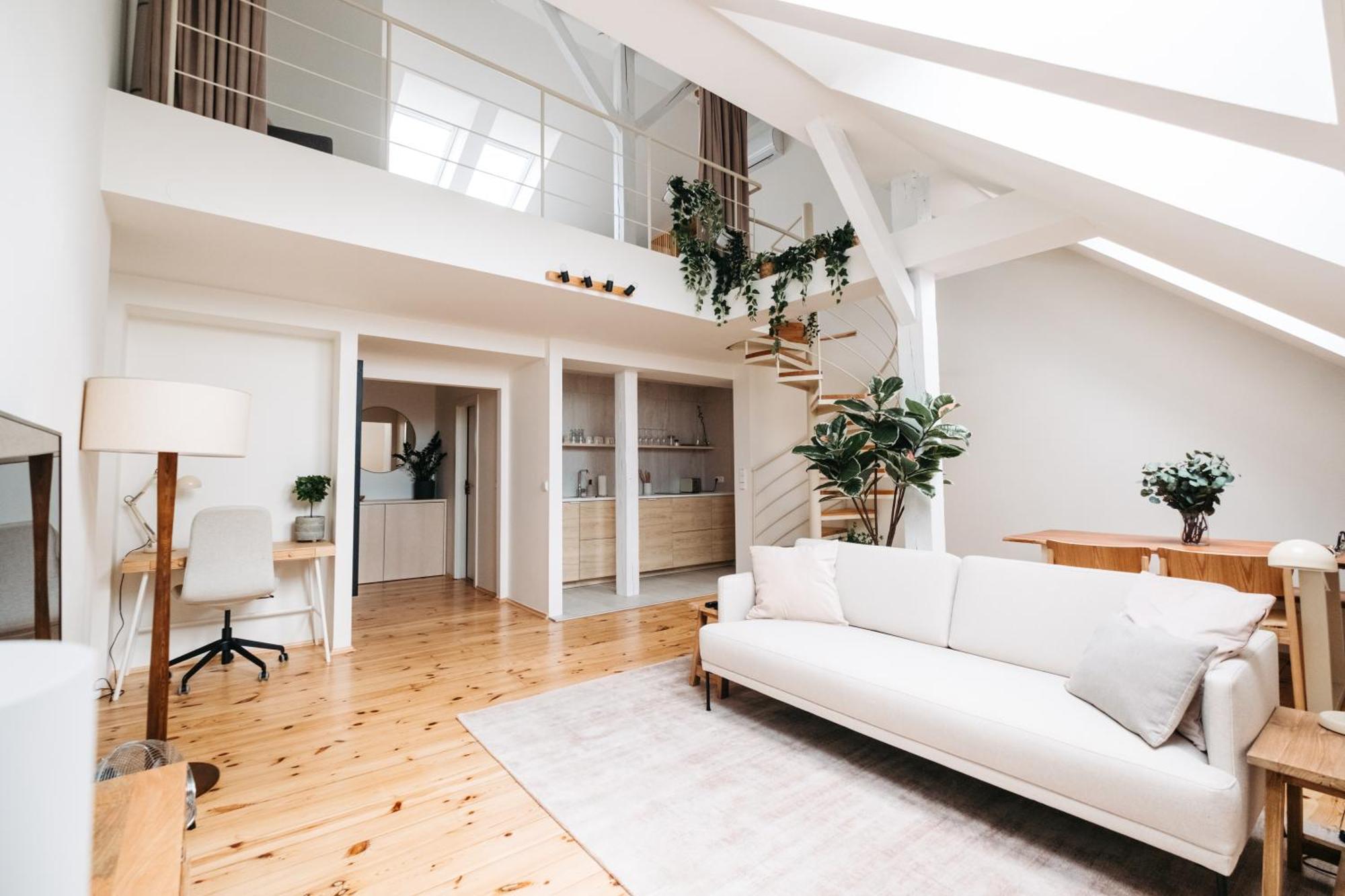 Modern Sunlit Loft With A/c In Prime Location *