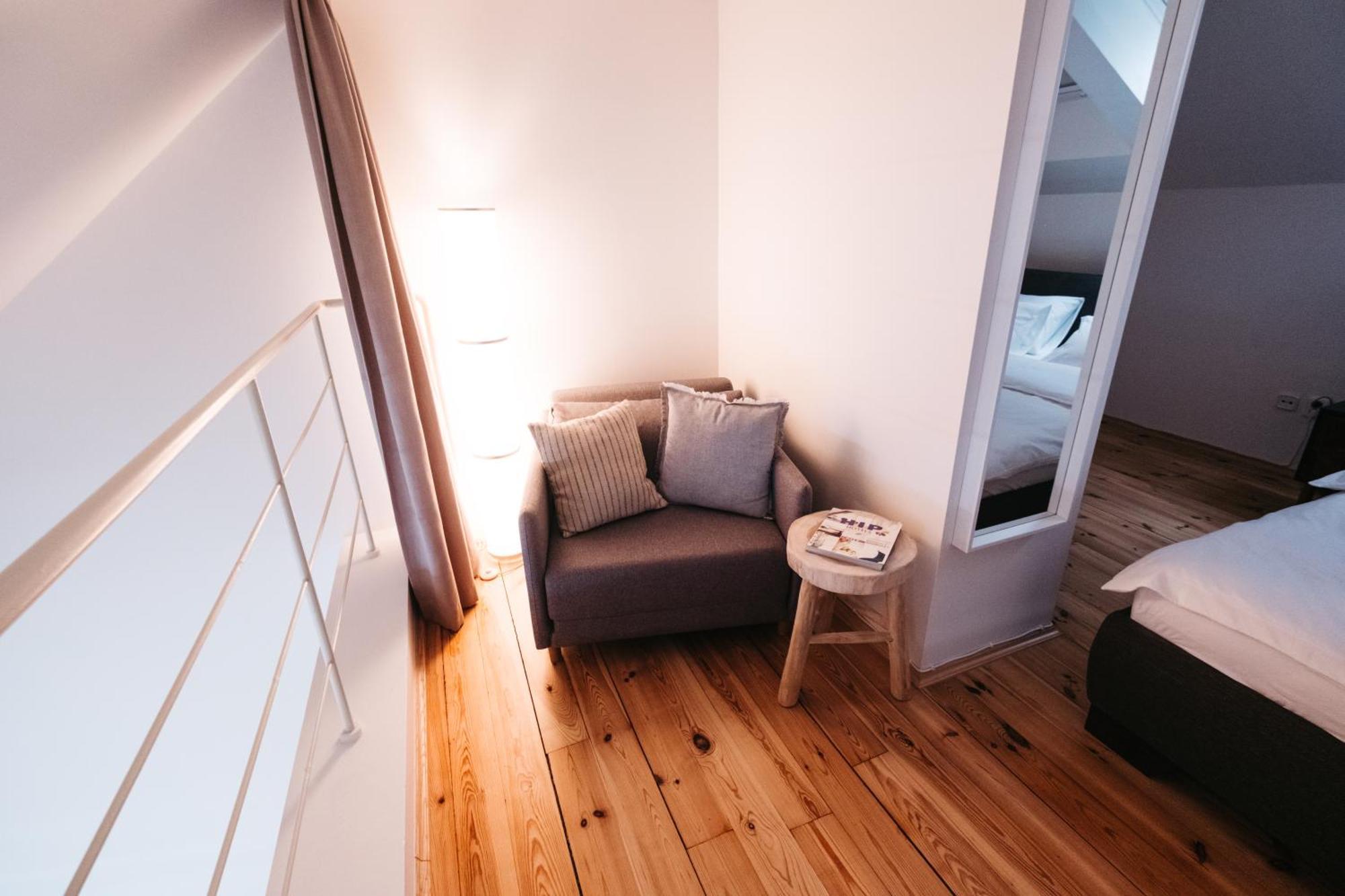 Modern Sunlit Loft With A/c In Prime Location Apartment *