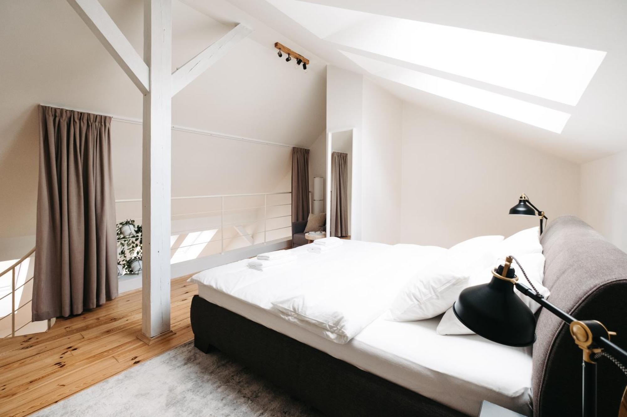 Modern Sunlit Loft With A/c In Prime Location Apartment *