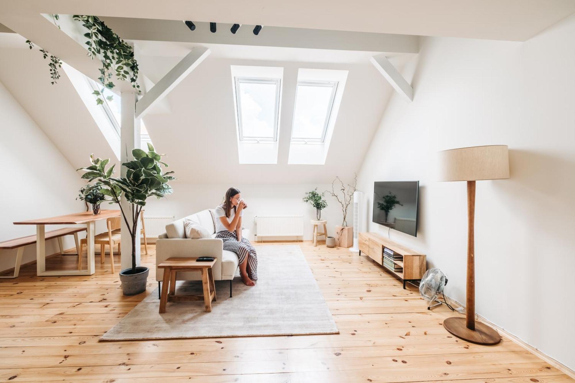 Modern Sunlit Loft With A/c In Prime Location