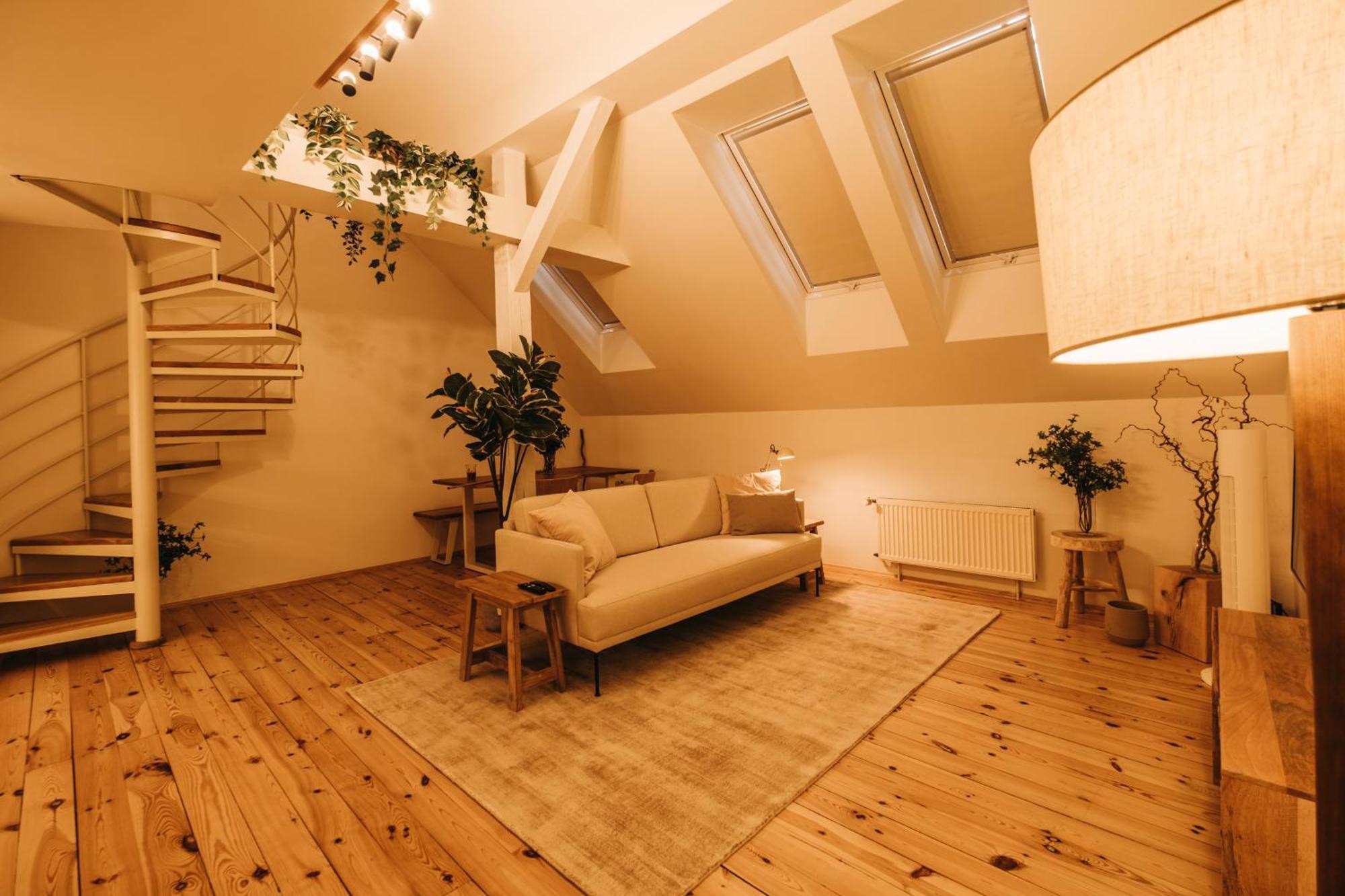 Modern Sunlit Loft With A/c In Prime Location *